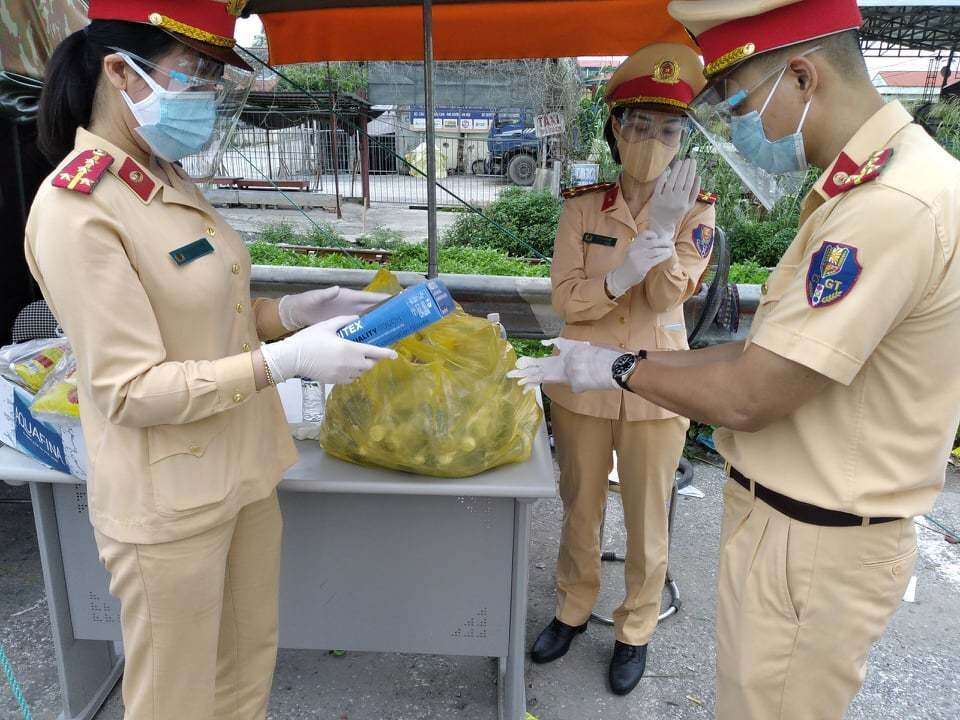 Theo thống kê của Công an TP Hà Nội, trong ngày hôm nay, tại 22 chốt ra, vào Thành phố, lực lượng chức năng đã kiểm soát 21.044 lượt phương tiện ra/vào, với 28.209 lượt người qua chốt. Có 2.755 lượt phương tiện bị yêu cầu quay đầu (1.847 lượt không vào thành phố, 908 lượt không ra ngoài thành phố).