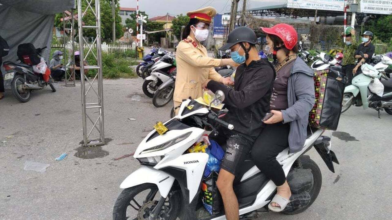 Đại uý Nguyễn Mai Huyền, Chủ tịch Hội Phụ nữ Phòng CSGT Công an TP Hà Nội cho biết, nhiều người dân đi đường xa về qua đây đã đói và mệt, khi nhận những suất ăn đều cảm động trước tình cảm của các cán bộ, chiến sĩ CSGT Hà Nội.