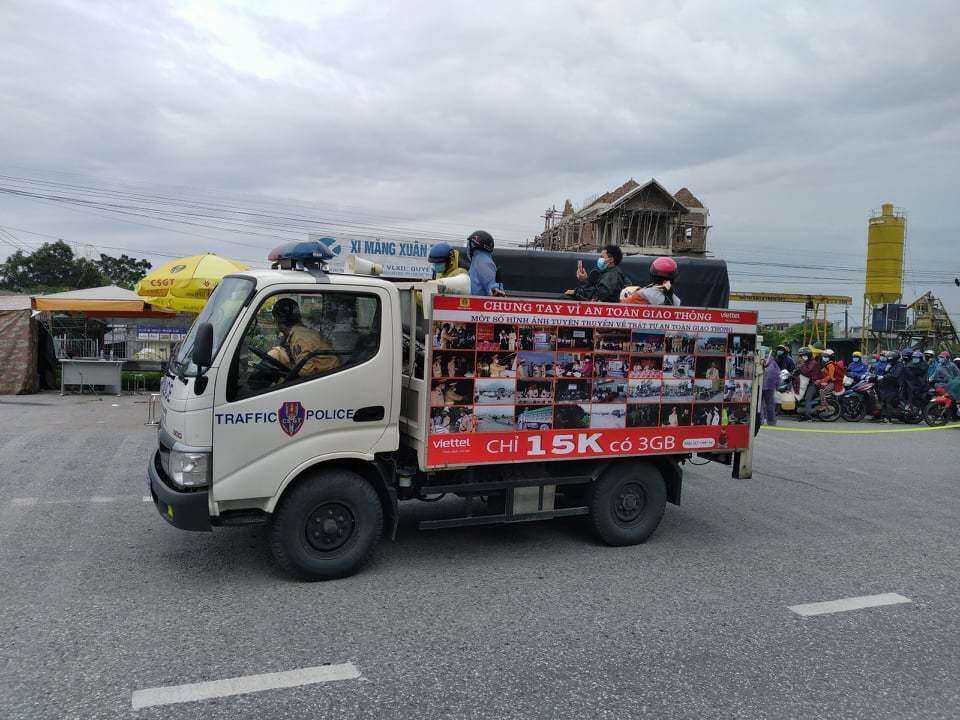 Để bà con đi qua Hà Nội an toàn, không dừng lại dọc đường, đảm bảo phòng chống dịch bệnh Covid-19, lực lượng CSGT Hà Nội sẽ phân nhóm các địa phương bà con sẽ tới, rồi bố trí các tổ công tác dẫn đường đưa bà con ra khỏi địa bàn Hà Nội, bàn giao cho công an địa phương tiếp theo.