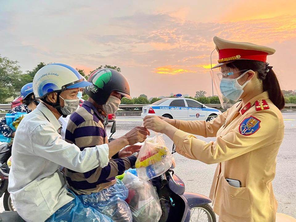 Có mặt tại Chốt số 1, Trung tá Ngô Thị Kim Doanh, Phó đội trưởng Đội Công tác chính trị - hậu cần, Phòng CSGT Công an TP Hà Nội cho biết, trong ngày hôm nay, Đội phối hợp với Hội Phụ nữ Phòng CSGT đã chuẩn bị các suất ăn, có mặt tại các chốt phát cho người dân.