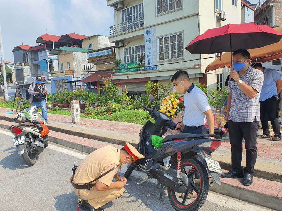 Trung tá Trần Quang Vinh, Đội trưởng Đội Tuyên truyền khám nghiệm giải quyết tai nạn, Phòng CSGT Công an TP Hà Nội thông tin, chỉ riêng trong chiều cũng ngày, tại Chốt số 1 cửa ngõ ra vào Thành phố qua địa bàn huyện Phú Xuyên, lực lượng CSGT Công an TP Hà Nội đã phát gần 1.000 suất đồ ăn, cũng như tổ chức bố trí chỗ nghỉ, test nhanh Covid-19 và bố trí các phương tiện dẫn các đoàn xe máy để bà con nhân dân nghỉ ngơi, tiếp tục lộ trình an toàn.