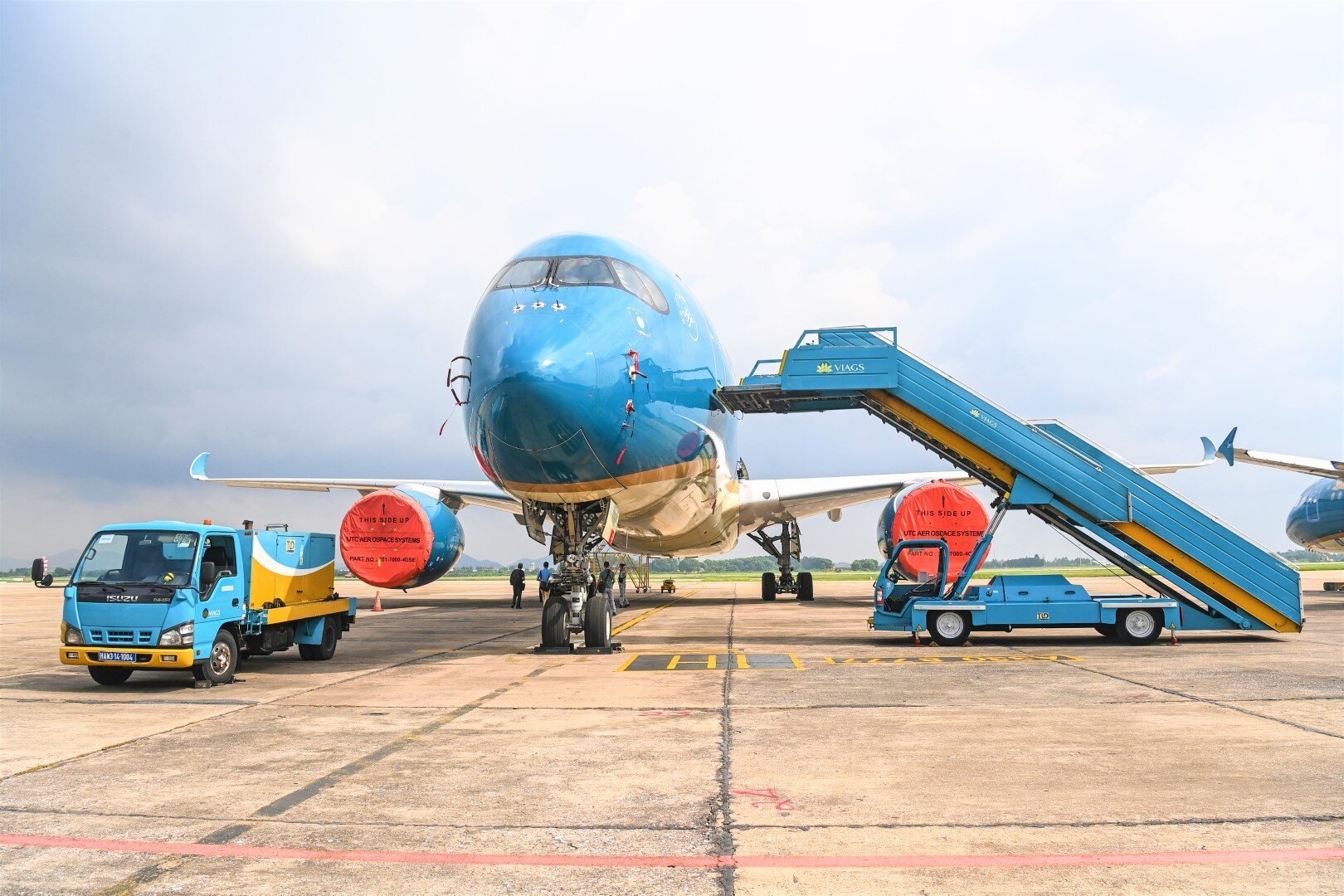 Trước tình hình dịch bệnh dần được kiểm soát và căn cứ ý kiến thống nhất của cơ quan chức năng với các địa phương, lãnh đạo Vietnam Airlines Group cho biết, dự kiến khôi phục hoạt động vận tải hành khách trên 7 đường bay nội địa từ ngày 10/10. Hãng sẽ mở bán vé trên toàn hệ thống bao gồm website, ứng dụng di động, các đại lý chính thức và phòng vé ngay khi có sự cho phép của cơ quan chức năng.
Với nguyên tắc “An toàn là số 1”, các tàu bay đều được kiểm tra kỹ thuật và bảo dưỡng kỹ lưỡng trước khi cất cánh. Đây là công tác đặc biệt quan trọng nhằm bảo đảm an toàn bay.