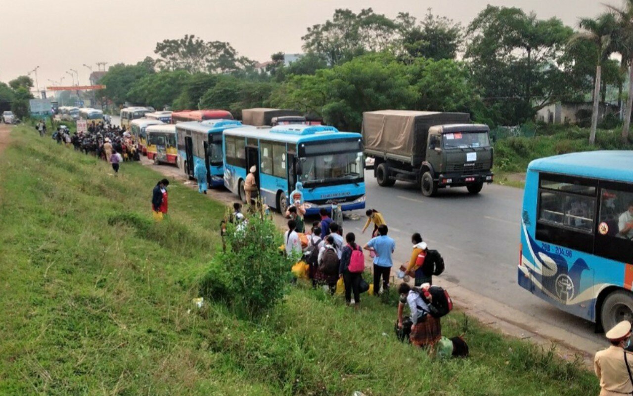 Tổng công ty vận tải Hà Nội (Transerco) cho biết, tính đến 15h chiều nay (7/10), Hà Nội đã sử dụng xe buýt để đưa đón an toàn gần 2.000 người dân từ các tỉnh phía Nam ra Hà Nội để về quê ở các tỉnh phía Bắc.