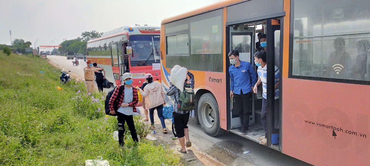 Từ ngày 5/10, dưới sự phối hợp của Bộ Tư lệnh Thủ đô, Phòng CSGT Hà Nội, Trung tâm Điều hành giao thông công cộng, đoàn xe buýt của Tổng công ty vận tải Hà Nội đã thực hiện đón người dân về các địa phương cách ly.
Theo thông tin từ Bộ Tư lệnh Thủ đô, ước tính còn khoảng 1.000 người dân nữa đang trên đường di chuyển từ các tỉnh phía Nam về phía Bắc, qua địa bàn Hà Nội.