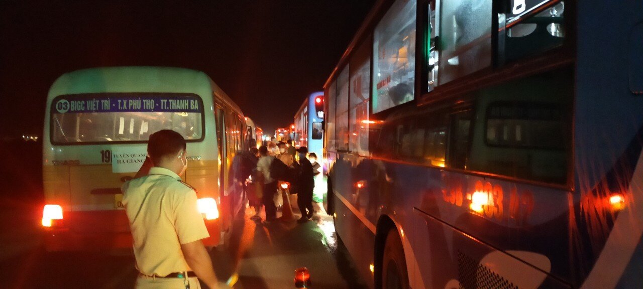 Tính đến hết ngày 7/10, xe buýt Transerco đã đưa đón an toàn gần 2.000 người dân từ chốt kiểm soát số 1 về điểm tập kết tại cầu Trung Hà để các địa phương tiếp tục tiếp nhận theo đúng quy định.