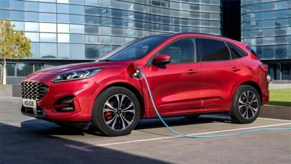 1. Ford Escape PHEV: Xe có khả năng tiêu thụ chỉ 2,31 lít xăng cho 100 km đường hỗn hợp, 50 km ở chế độ chạy điện hoàn toàn