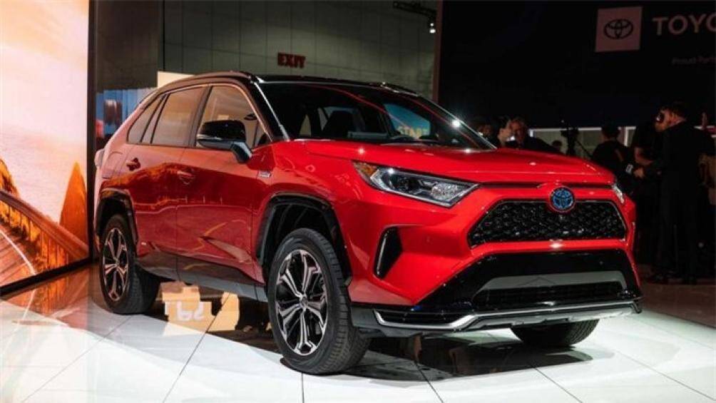 2. Toyota RAV4 Prime: Xe tiêu thụ nhiên liệu ở mức 2,61 lít xăng cho 100 km đường hỗn hợp, 64 km ở chế độ chạy điện hoàn toàn
