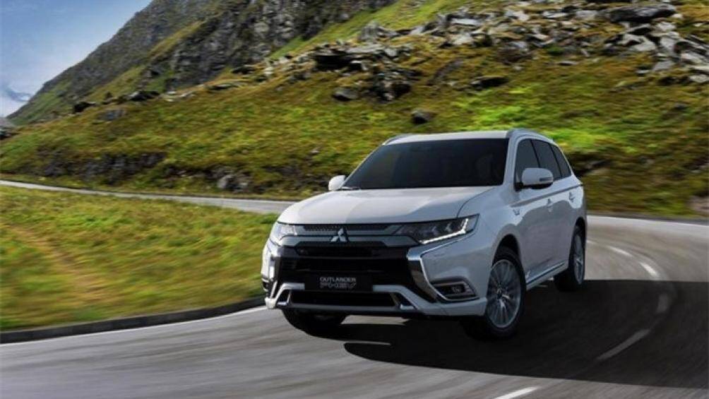 5. Mitsubishi Outlander PHEV: Mẫu xe này tiêu tốn 3,18 lít xăng cho 100 km đường hỗn hợp, 40 km ở chế độ chạy điện hoàn toàn