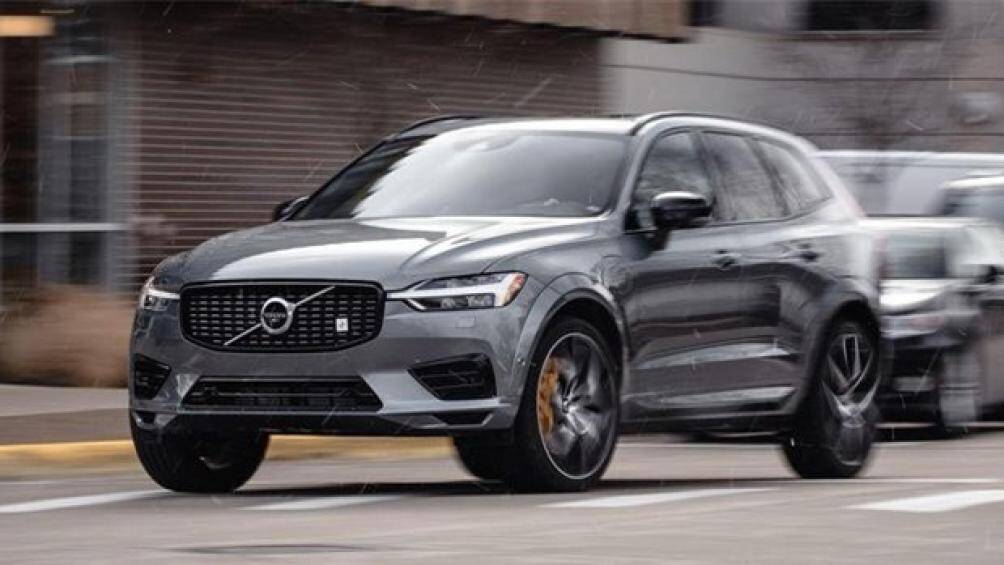7. Volvo XC60 Recharge T8: Mẫu xe này tiêu tốn 4,12 lít xăng cho 100 km đường hỗn hợp, 30 km ở chế độ chạy điện hoàn toàn