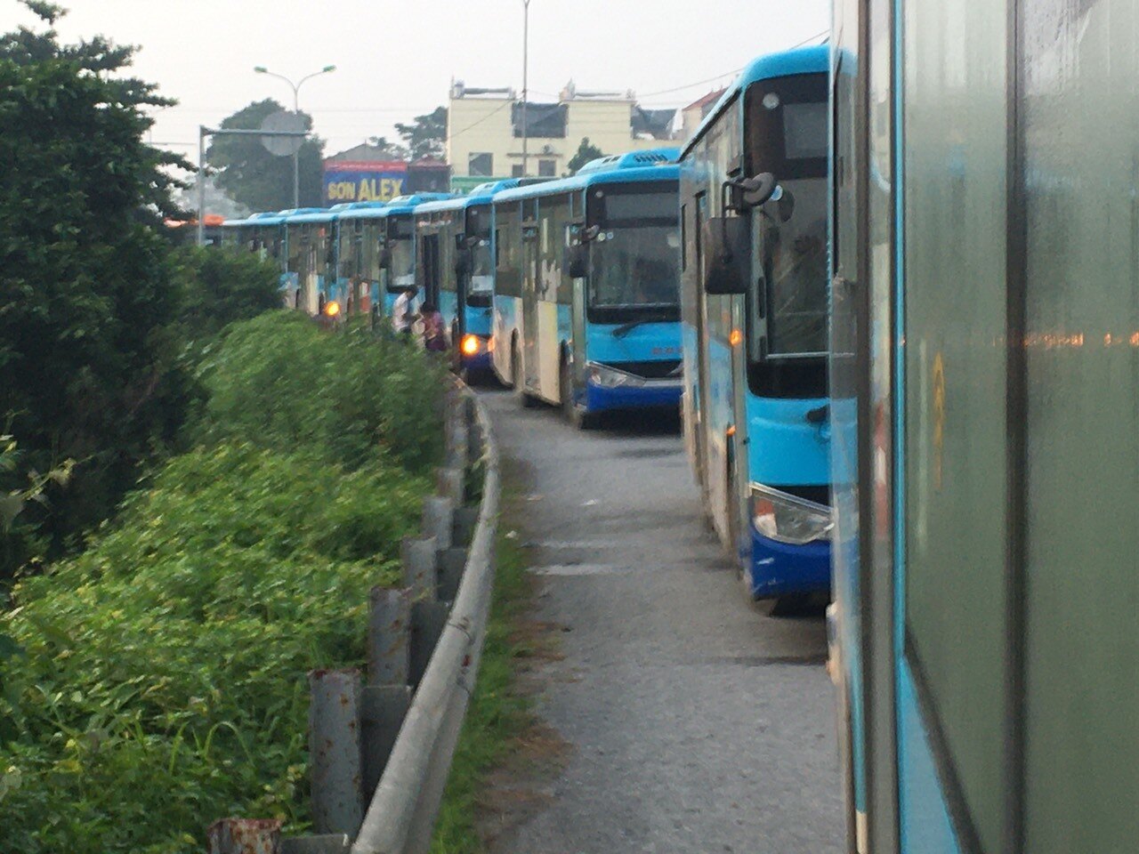 Đoàn xe buýt của Transerco xuất phát từ chốt Cầu Giẽ (Phú Xuyên). Trong khi đó, xe tải của CSGT Hà Nội sẽ hộ tống theo sau và chở phương tiện