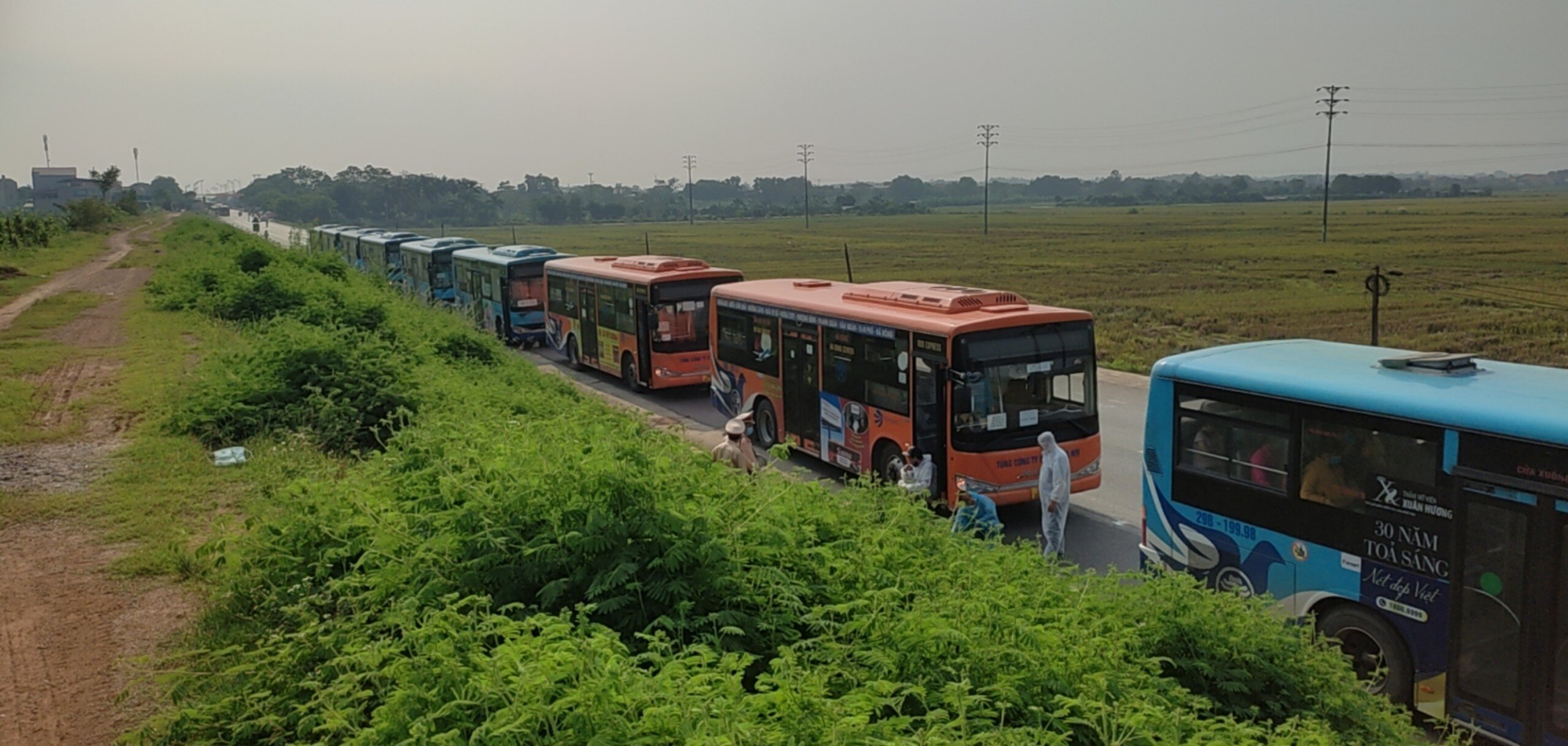 Hàng chục xe buýt tập kết tại chốt kiểm soát số 1 cửa ngõ ra vào Hà Nội (Pháp Vân - Cầu Giẽ) đón người dân về các tỉnh.