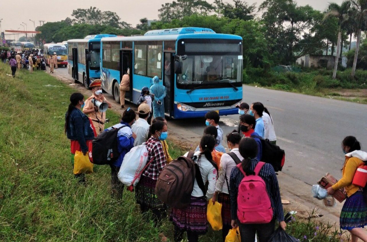 Những người từ vùng dịch phía Nam ra đến Hà Nội để về quê đã được xe buýt vận chuyển đưa về cách ly.