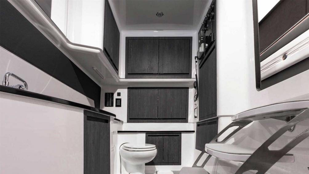 Khoang dưới của du thuyền được trang bị đầy đủ tiện nghi phục vụ cho các chuyến đi