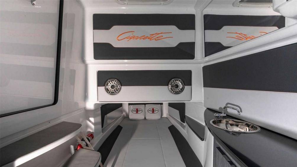 Cigarette Racing chỉ sản xuất một chiếc 41’ Nighthawk AMG Black Series. Hãng du thuyền vẫn không tiết lộ giá bán của siêu phẩm này