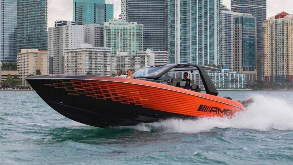 Mẫu du thuyền này sở hữu màu sơn ngoại thất cam Magma Beam Orange giống màu sơn của GT Black Series. Thân du thuyền sở hữu nhiều họa tiết logo AMG