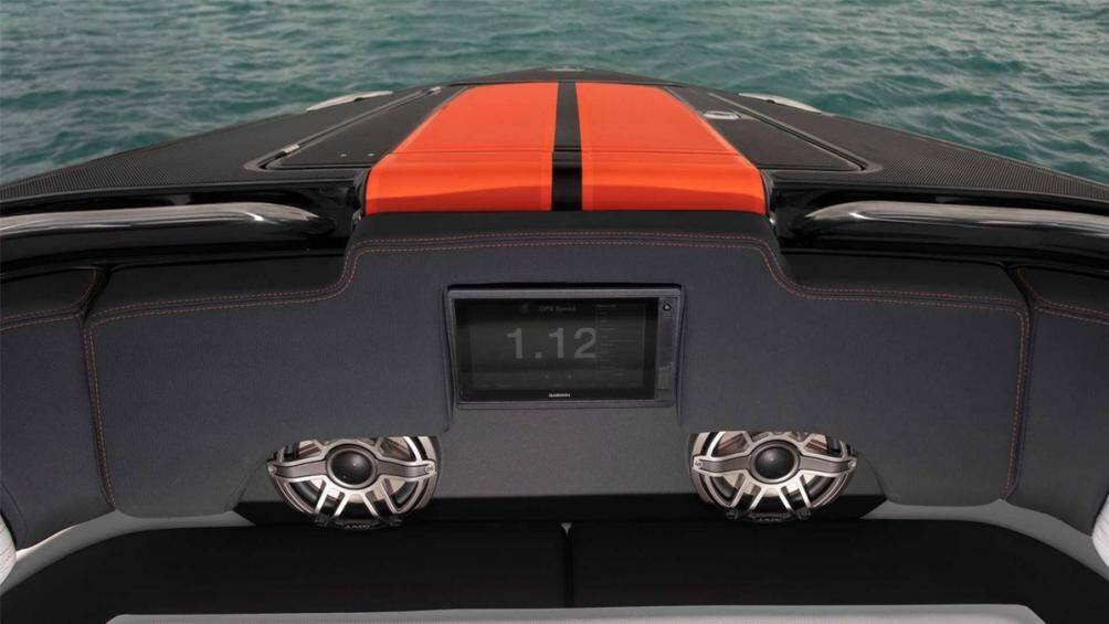 Toàn bộ khu vực boong tàu và phần mui khoang lái đều được làm từ sợi carbon