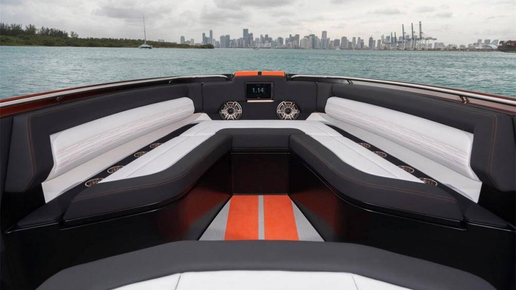 Nội thất của Cigarette 41’ Nighthawk AMG Black Series có tông màu đen và xám chủ đạo đan xen cùng chi tiết màu cam Magma Beam Orange và logo AMG