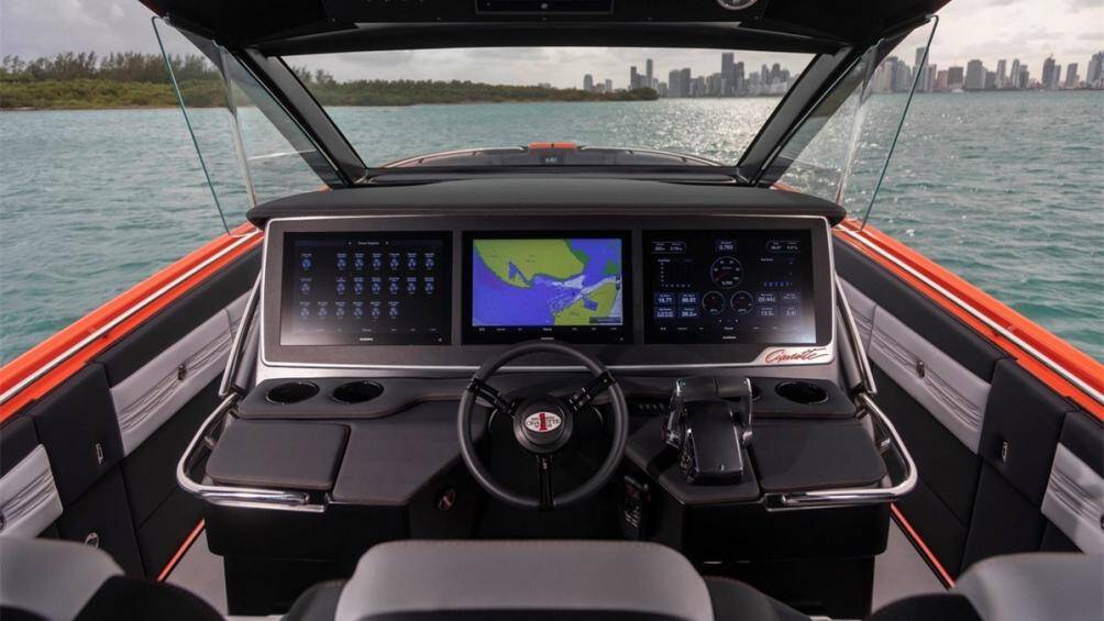 Mẫu du thuyền cao này sở hữu hàng loạt công nghệ hiện đại như bộ 3 màn hình Garmin 8617 đa chức năng nằm gọn bên trong viền nhôm nguyên khối