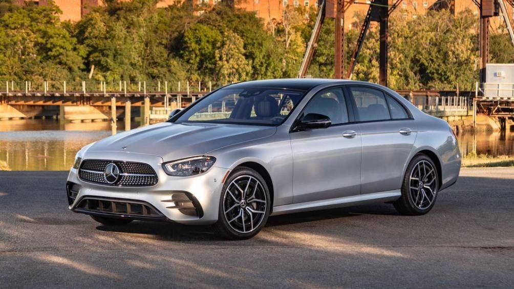 2. Mercedes-Benz E-Class (doanh số: 155.793 chiếc)