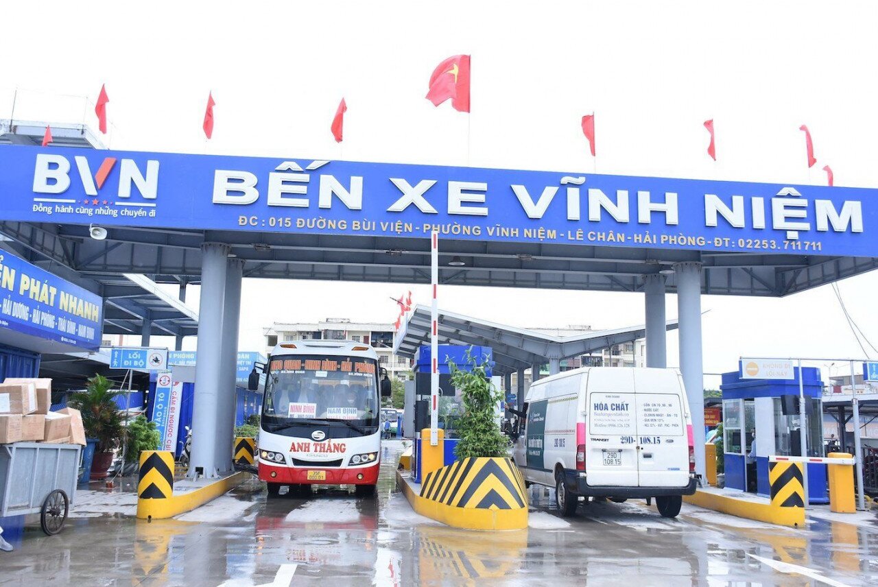 Trong ngày đầu hoạt động, ghi nhận của PV Báo Giao thông, tại bến xe Vĩnh Niệm vẫn vắng bóng người dân đến mua vé, trong bến chỉ lác đác vài hành khách và nhân viên bến xe.