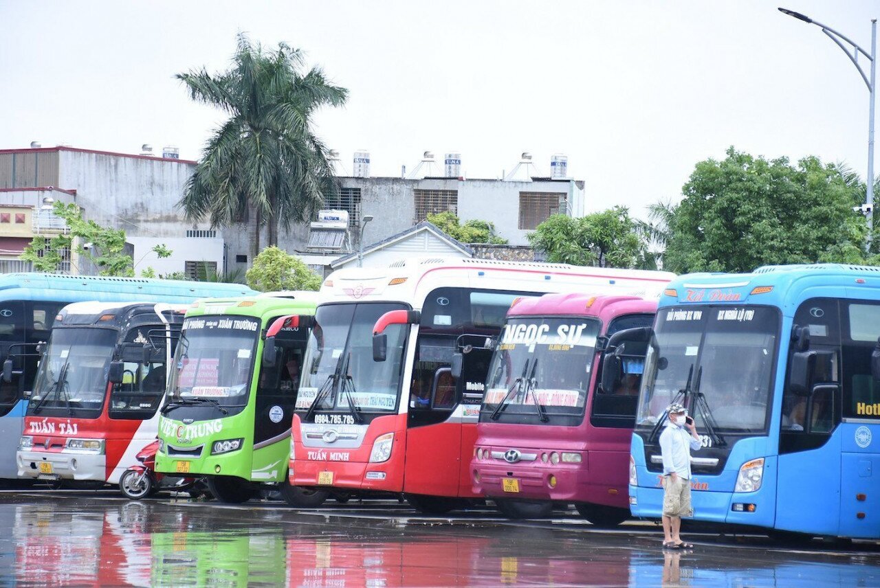 Cùng cảnh tương tự, tại Bến xe Thượng Lý, số hành khách cũng chỉ đếm trên đầu ngón tay. Nhiều nhà xe xuất bến mà không có khách.Hiện tại hành khách từ bến Thượng Lý đi ngoại tỉnh như Hưng Yên, Thái Nguyên, Hải Dương... cũng rất ít, chủ yếu chở hàng hoá, trong khi các xe chạy vào miền Nam vẫn "đắp chiếu".