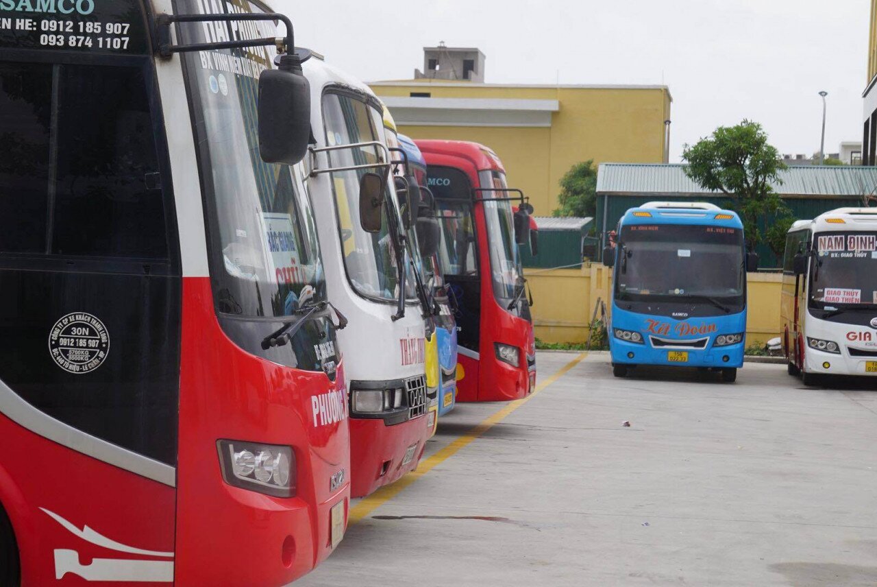 “Từ khi dịch bùng phát, tôi chỉ ở nhà, cảm giác rất tù túng và bí bách khi chỉ suốt ngày ở nhà. Nay tôi rất phấn khởi khi được trở về Hưng Yên", một hành khách nói.