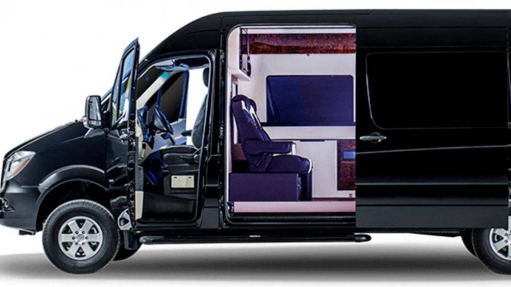 Bên ngoài chiếc xe này được bọc lớp giáp CEN 1063 đồng nghĩa là nó có thể chịu được đạn 7,62 mm