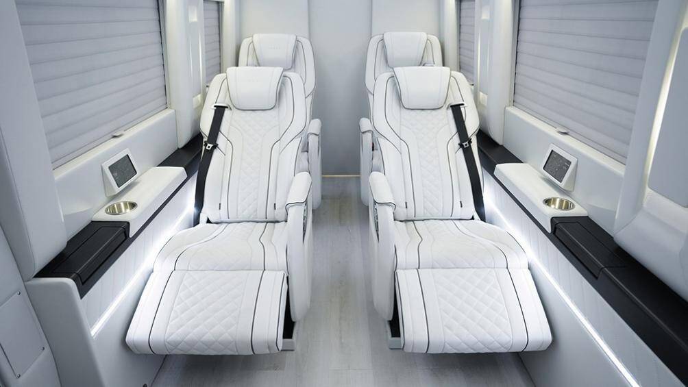 Inkas Sprinter VIP Limo sở hữu 4 ghế bọc da sang trọng, mỗi ghế được trang bị một bộ điều khiển từ xa để điều khiển rèm cửa sổ, ánh sáng