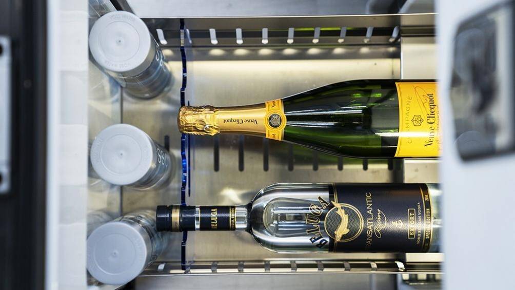 Màn hình TV LED kích thước lớn, đi kèm với AppleTV và Chromecast bên trong xe có thể hiển thị qua hệ thống camera quan sát xung quanh xe