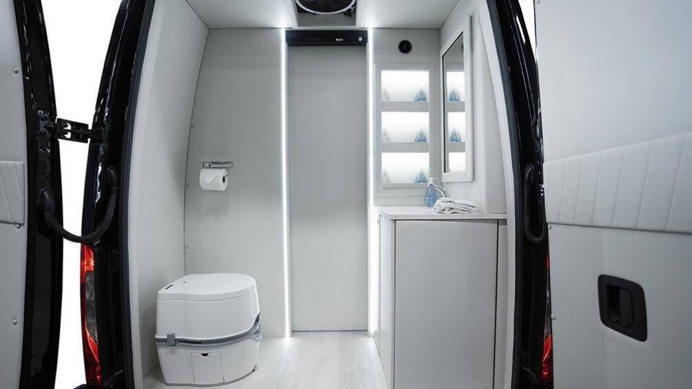 Một nhà vệ sinh đầy đủ tiện nghi cũng là một tùy chọn có thể được thêm vào ở phía sau