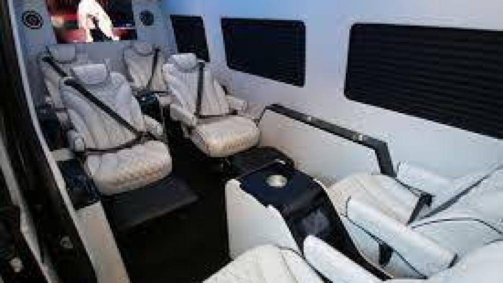 Xe còn có các thiết bị điện tử tinh vi như môi trường điều khiển bằng iPad, kết nối điện thoại Bluetooth, một số màn hình LED...