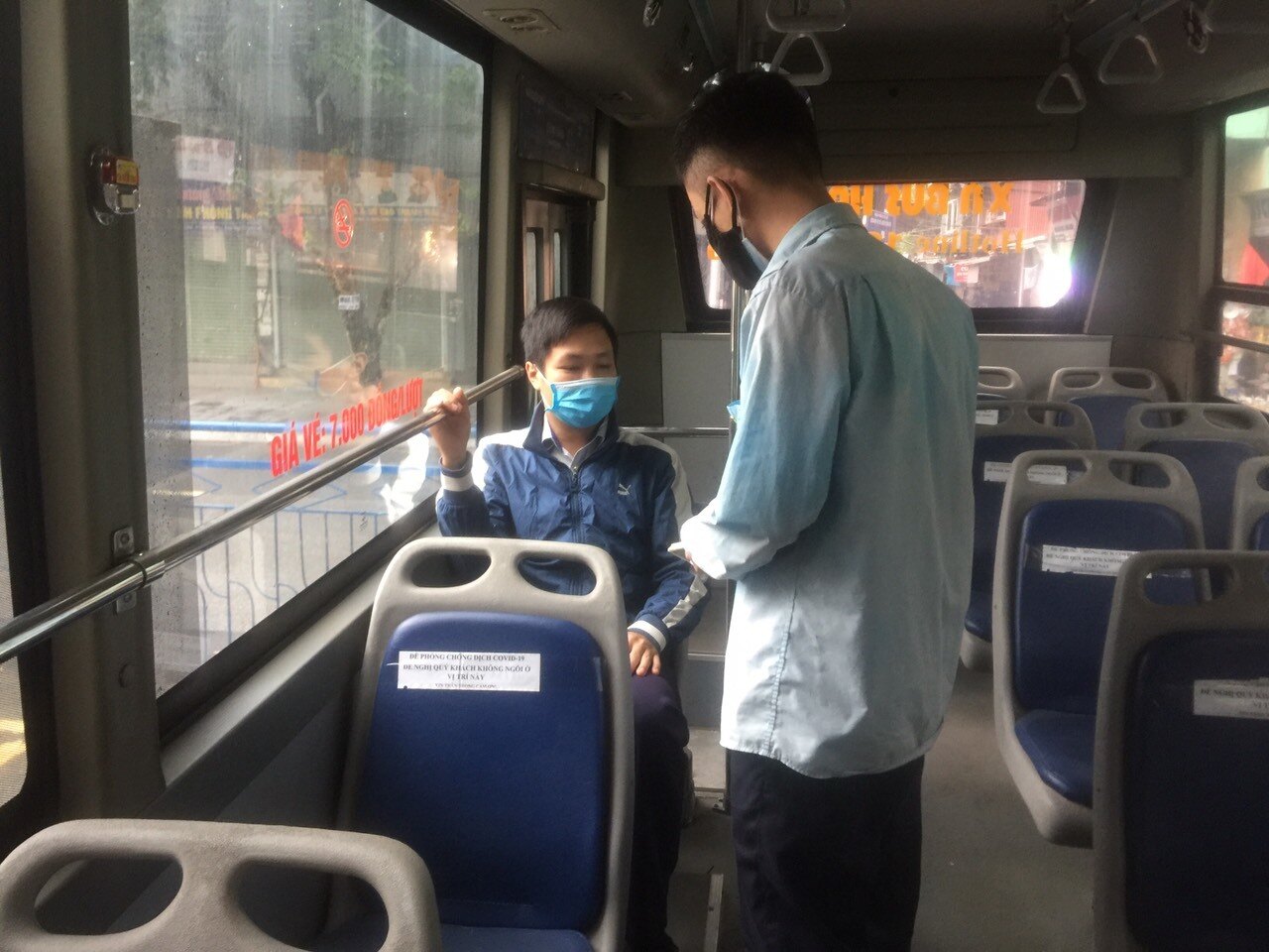 Hành khách được yêu cầu đeo khẩu trang trên suốt chuyến đi, sát khuẩn, thực hiện khai báo y tế... Các doanh nghiệp buýt được yêu cầu từ chối vận chuyển với hành khách không thực hiện các biện pháp phòng chống dịch theo quy định của Bộ Y tế.