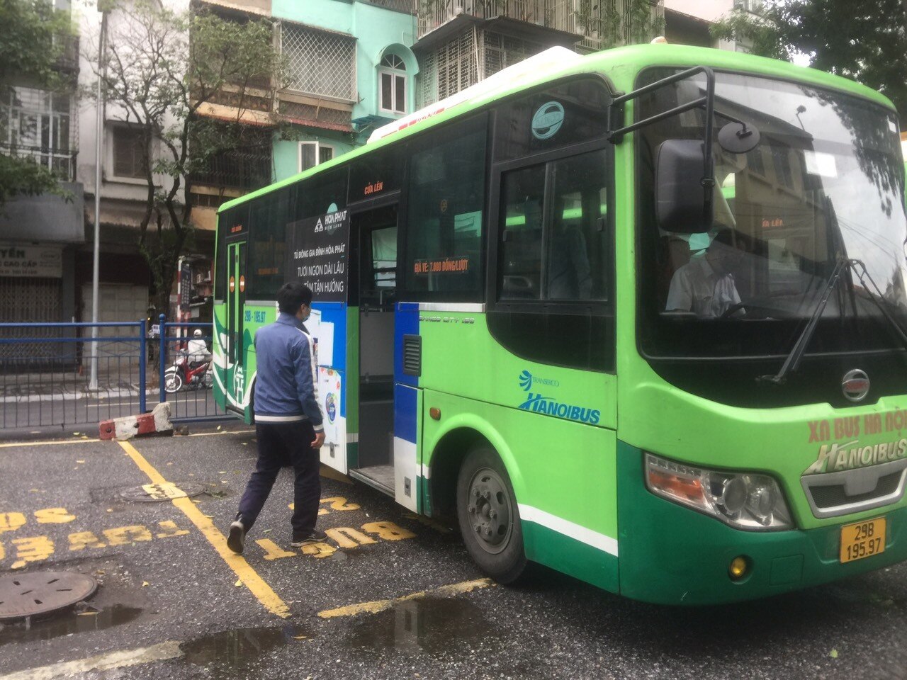Từ sáng sớm, đã có hành khách biết thông tin và lên những chuyến xe đầu tiên.