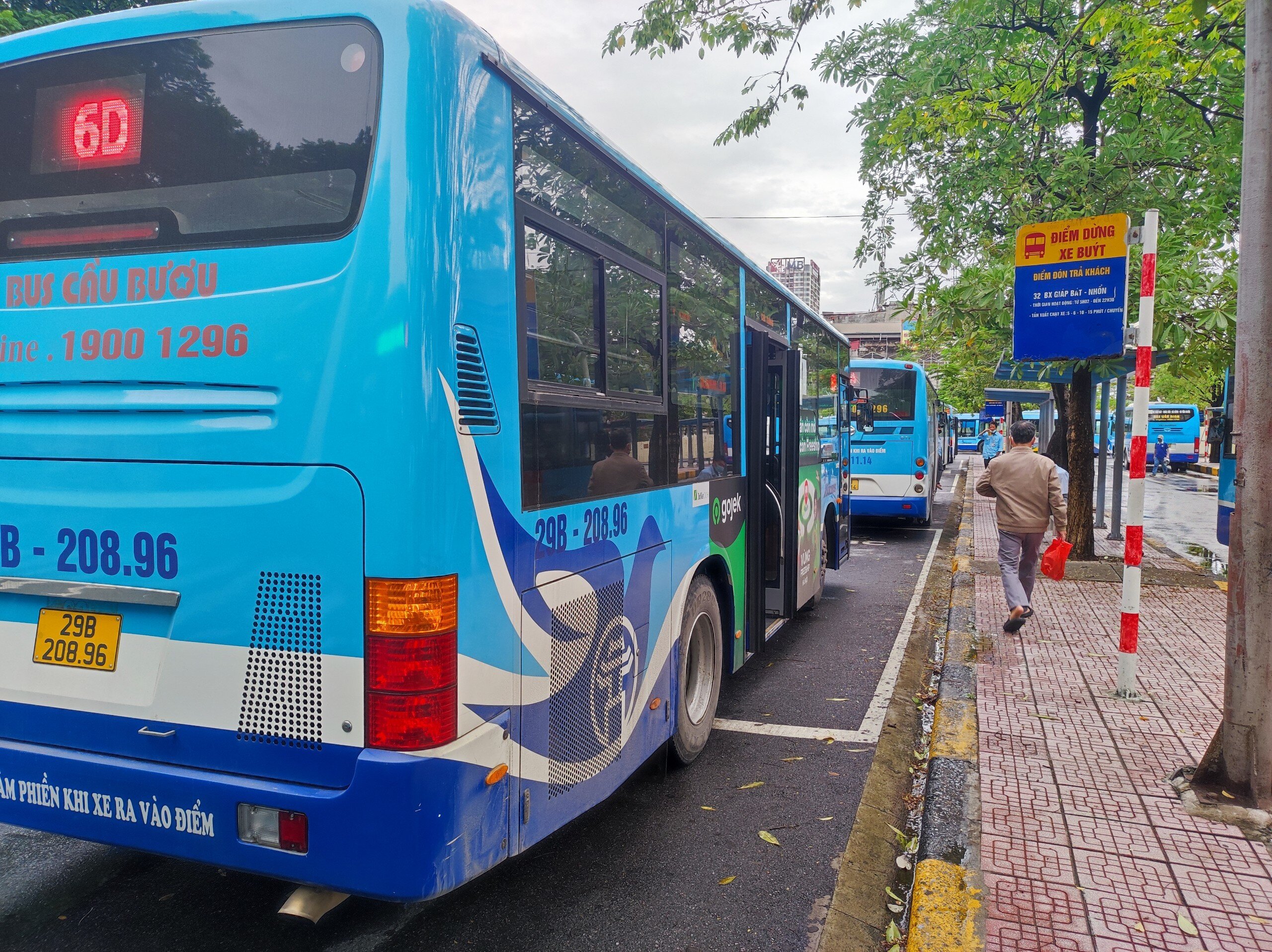 Sáng nay (14/10), Tổng công ty Vận tải Hà Nội (Transerco) bắt đầu hoạt động trở lại sau thời gian dài tạm ngừng do thành phố thực hiện giãn cách xã hội để phòng dịch Covid-19.