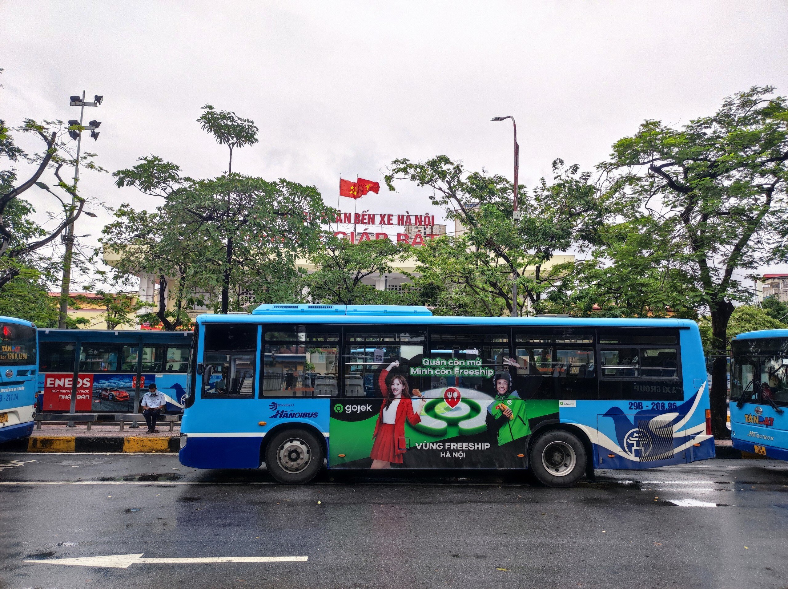 Ngay sau mỗi ca làm việc, tất cả phương tiện tại những đơn vị buýt thuộc Transerco đều được tiến hành vệ sinh lau rửa sạch sẽ theo đúng quy trình nhằm loại bỏ hết bùn đất, sau đó phun thuốc khử khuẩn toàn bộ theo hướng dẫn của cơ quan y tế. 
Những nơi có nhiều người tiếp xúc như tay nắm, ghế ngồi, các điểm bám lên xuống... đều được phun hóa chất khử khuẩn để bảo đảm an toàn trong công tác phòng dịch. Trước giờ xuất bến, các xe còn được kiểm tra hộp đựng khẩu trang và nước sát khuẩn, bổ sung nếu thiếu… Trong ảnh, xe buýt có mặt tại bến xe Giáp Bát từ sáng sớm để đón khách.
