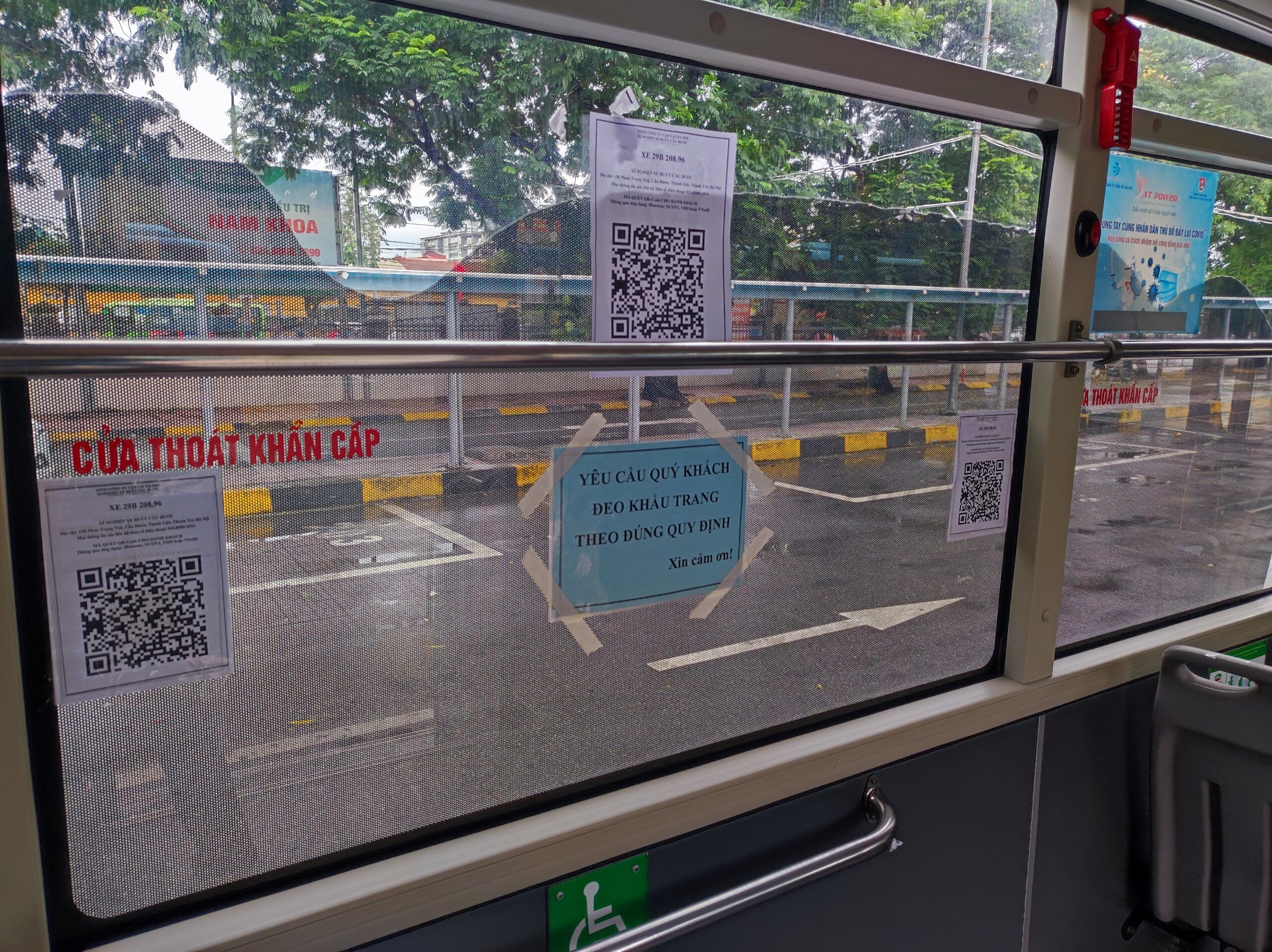Mã QR được dán tại nhiều vị trí để thuận tiện cho hành khách khai báo y tế.