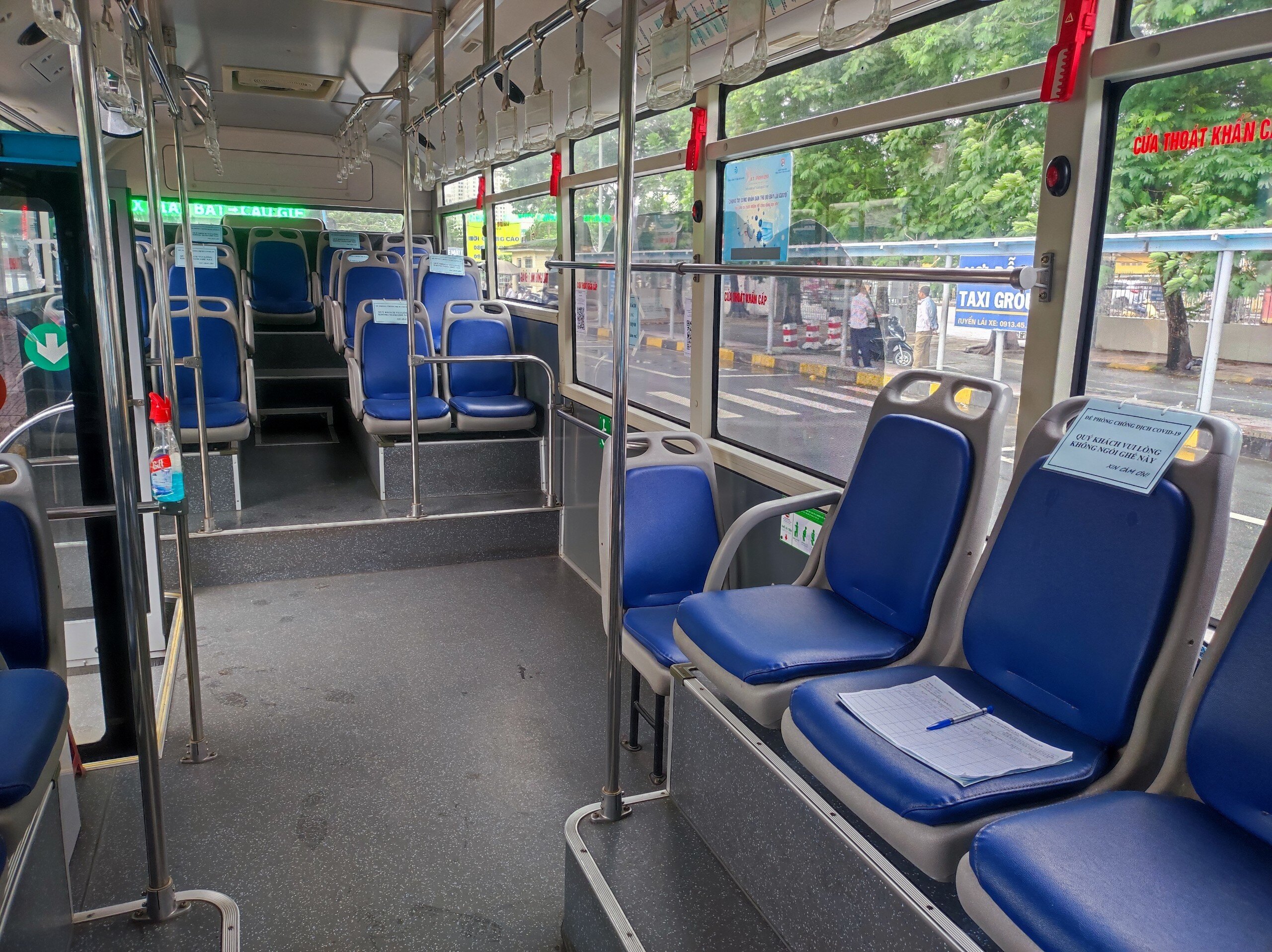 Trên xe, cách một ghế, Transerco lại dán thông báo "đề nghị không ngồi để đảm bảo giãn cách, phòng dịch Covid-19". Lái xe và nhân viên phục vụ được quán triệt không phục vụ quá 50% số chỗ (đứng, ngồi) trên xe, không quá 20 người tại cùng một thời điểm trên xe (kể cả lái xe và nhân viên phục vụ trên xe)… đảm bảo theo yêu cầu chung của Sở GTVT và Bộ GTVT.