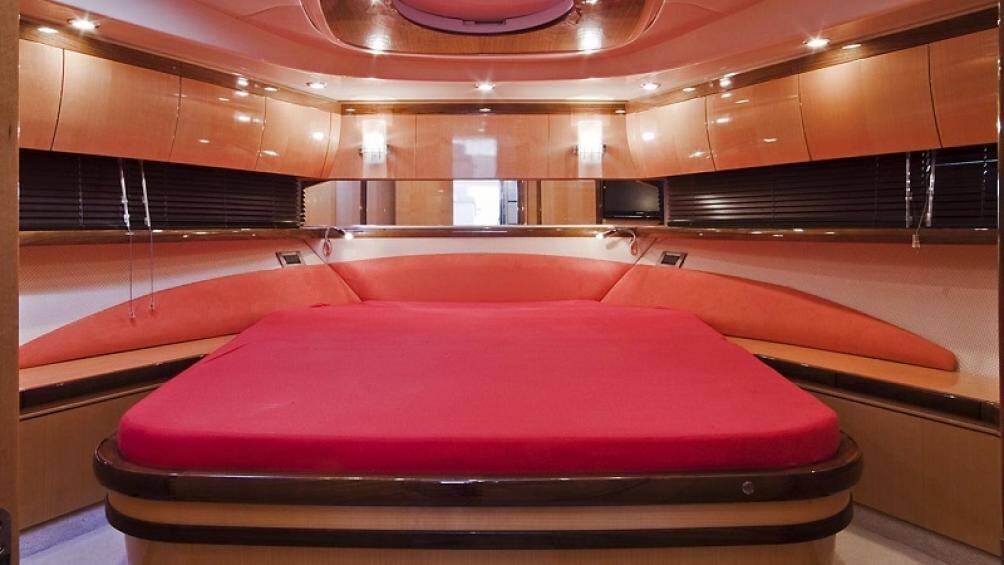 Boong dưới có sẵn với hai cách bố trí: thứ nhất là giường lớn, toàn bộ đồ nội thất bên trong được làm sang trọng