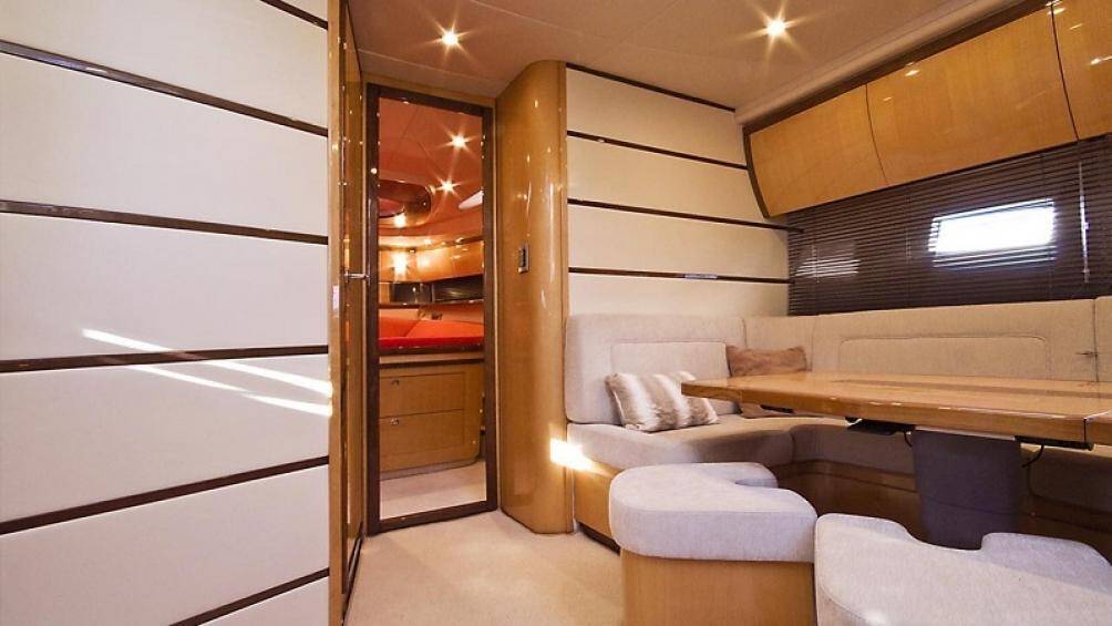 FP50 chỉ có hai boong, bao gồm một boong chính cho buồng lái và một boong chứa đầy đủ trang bị tiện nghi để nghỉ ngơi