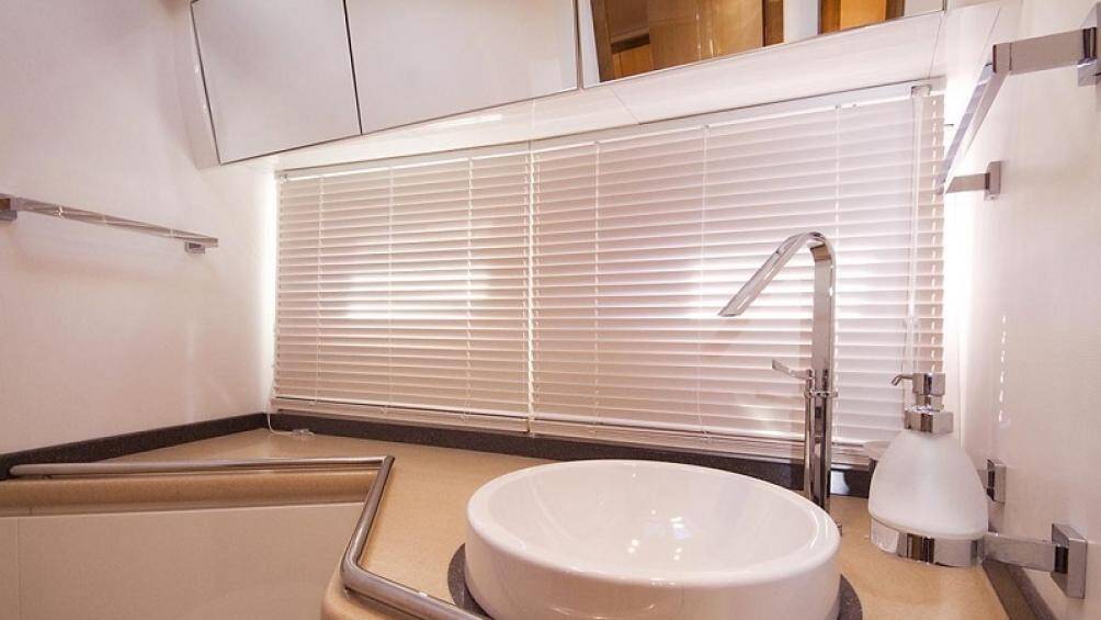 Phòng tắm có vòi hoa sen, nhà vệ sinh, bồn rửa, tủ quần áo và hệ thống điện nước đủ cung cấp cho nhiều ngày lênh đênh trên biển