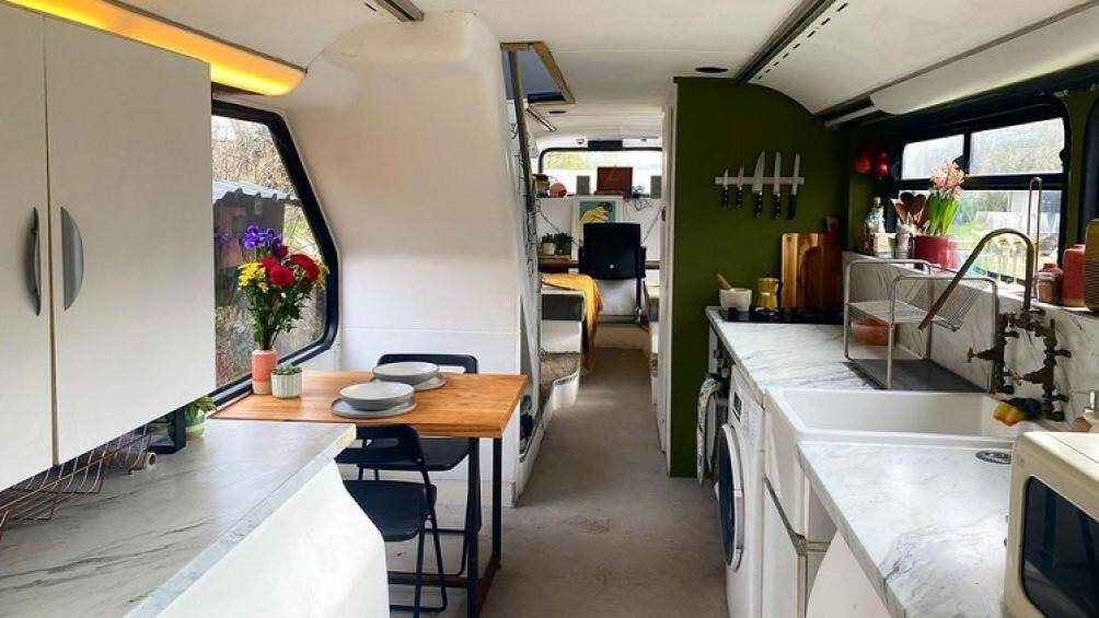 Về thiết kế, không gian tầng 1 của xe buýt là nơi đặt nhà bếp, bàn ăn, lò vi sóng, máy giặt, hệ thống báo cháy ở trên trần xe