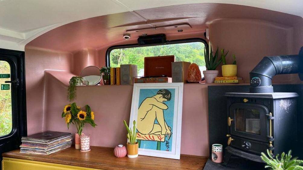 Cặp vợ chồng đã chi khoảng 21.000 USD (khoảng 477 triệu đồng) để thiết kế, trang trí và biến nó thành một ngôi nhà ở thực thụ