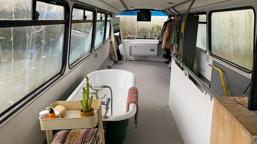 Di chuyển xuống phía đuôi xe sẽ là không gian của phòng khách