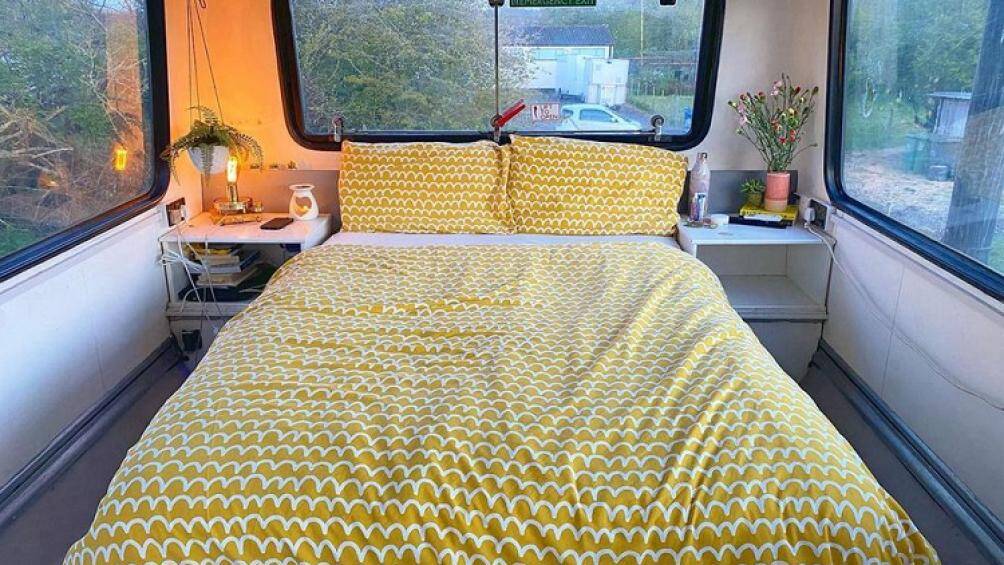 Tầng hai của chiếc xe bao gồm phòng ngủ, phòng tắm và phòng thay đồ