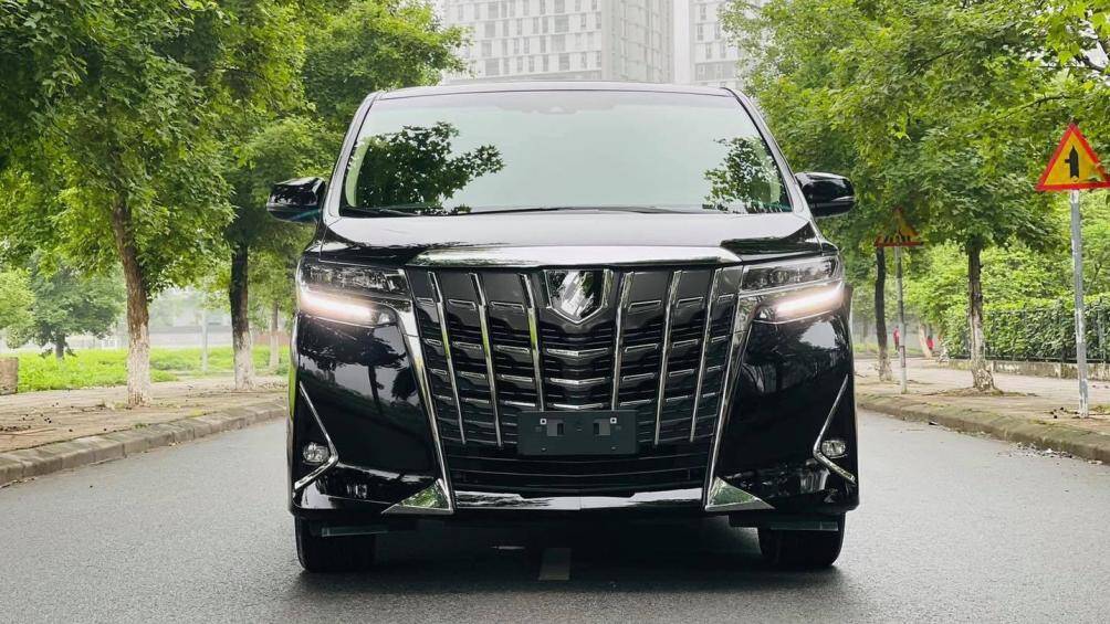 4. Toyota Alphard (doanh số: 7.444 chiếc)