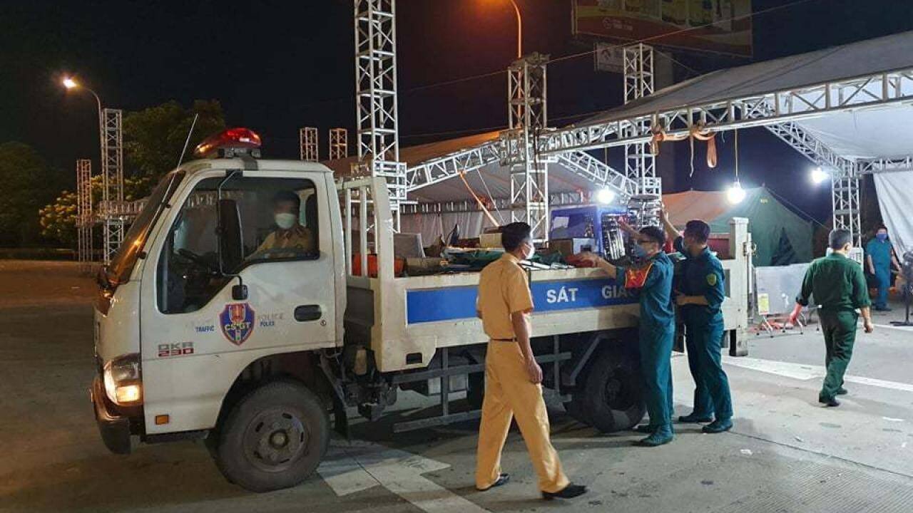 Công văn của UBND Hà Nội yêu cầu Công an Thành phố chủ trì phối hợp Sở Y tế, các lực lượng chức năng, chính quyền địa phương giám sát, kiểm soát y tế đảm bảo việc thực hiện các biện pháp phòng, chống dịch đối với các tổ chức, cá nhân liên quan tại các sân bay, nhà ga, bến xe và các tuyến giao thông của ngõ trên địa bàn thành phố theo quy định, đặc biệt đối với người và phương tiện trở về từ vùng dịch.