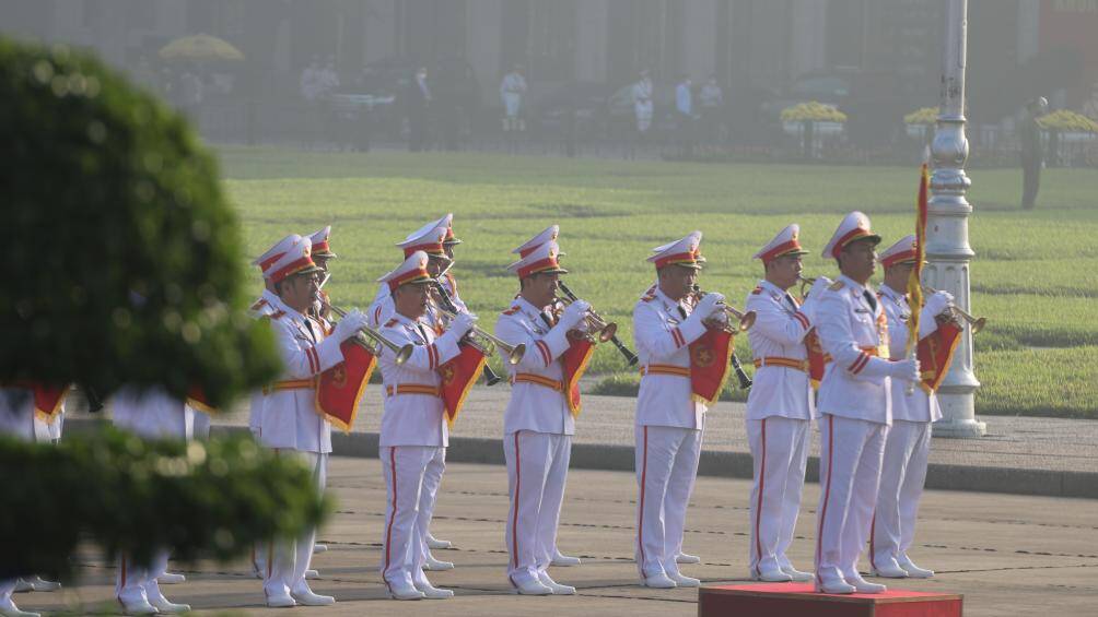 Quân nhạc cử hành Quốc thiều.
