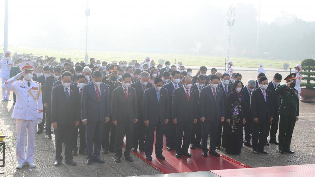 Các đại biểu Quốc hội vào Lăng viếng Chủ tịch Hồ Chí Minh.