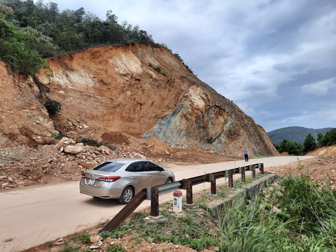 Trao đổi với PV Báo Giao thông, ông Nguyễn Văn Ngoãn, Chủ tịch UBND TX Đông Triều xác nhận tình trạng sạt, lở nguy hiểm trên tuyến đường hành hương Ngọa Vân - Hồ Thiên - Yên Tử, tuy nhiên, hiện nay việc khắc phục thuộc thẩm quyền cơ quan chức năng của tỉnh.