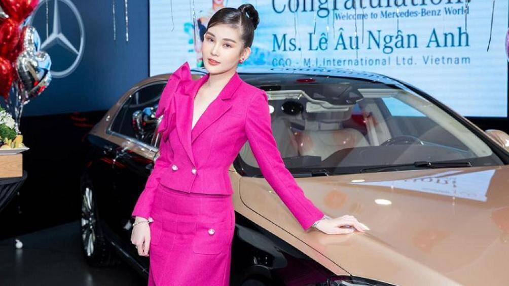 Hoa hậu Đại Dương 2017 Lê Âu Ngân Anh mới đây đã khoe hình ảnh đứng cạnh chiếc Mercedes-Maybach S450 trị giá 8 tỷ đồng mà cô mới tậu